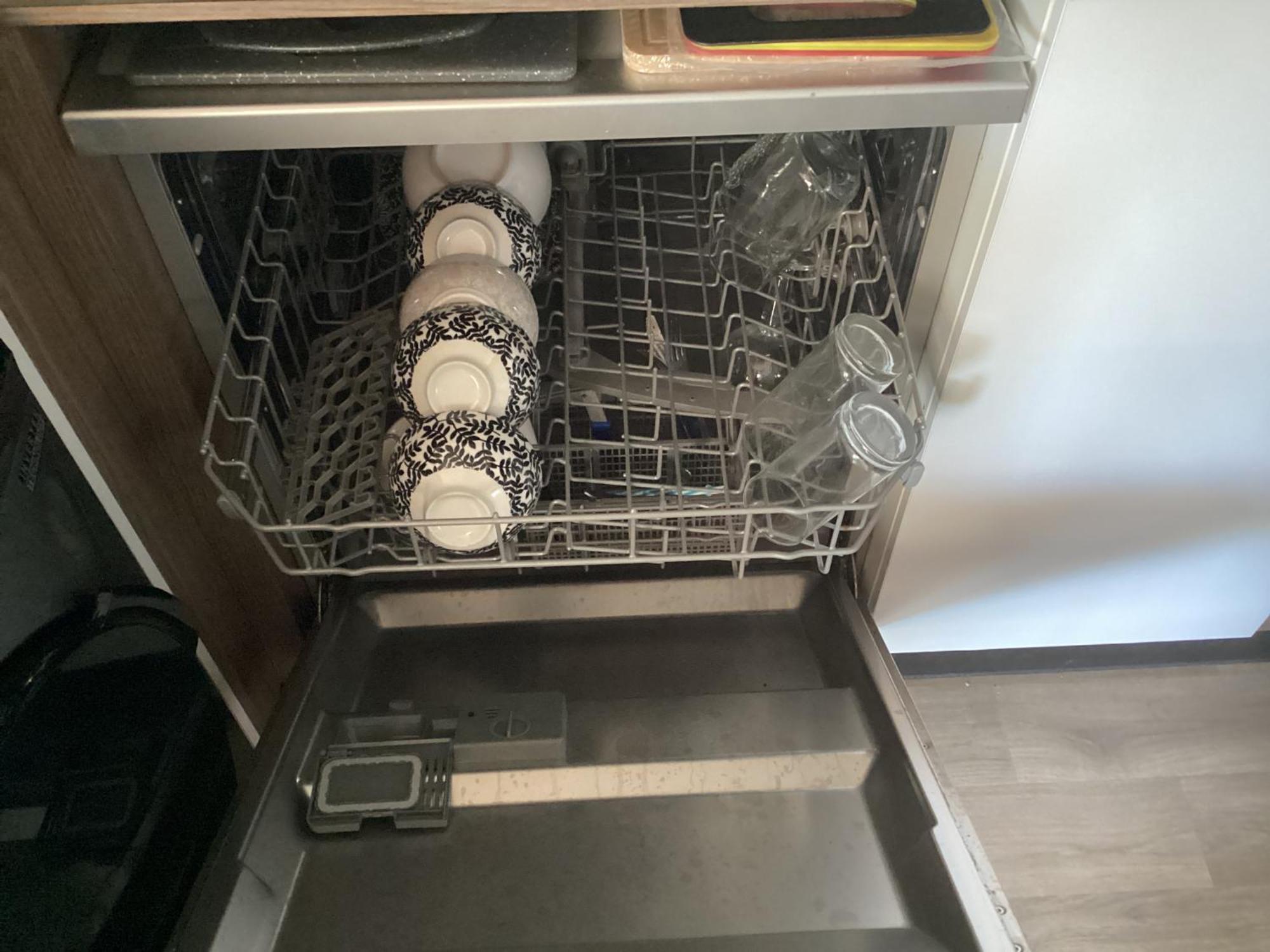 Campingplatz Frejus Tout Confort, Climatisation,Plus Ventilation Toutes Les Chambres, Linge De Lit Et De Toilette , Coffre Fort, Lave Vaisselle Machine A Laver Grande Terrasse Couverte Velos Et Wifi Possible Fréjus